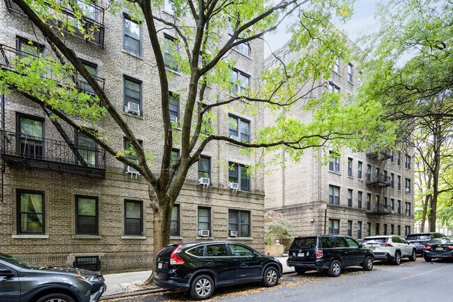 139 Payson Ave in New York, NY - Foto de edificio - Building Photo