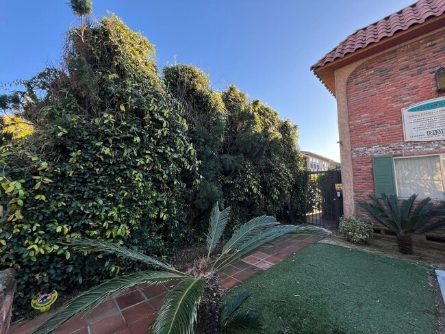 3359 Mentone Ave, Unit 8 in Los Angeles, CA - Building Photo - Building Photo