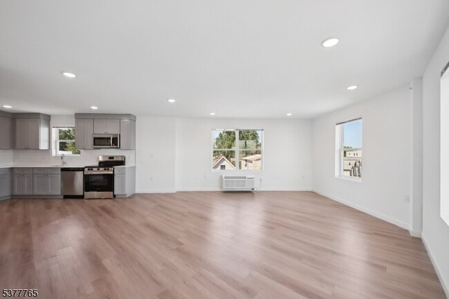369 18th Ave in Newark, NJ - Building Photo - Building Photo