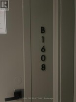 3071 Trafalgar Rd in Oakville, ON - Building Photo