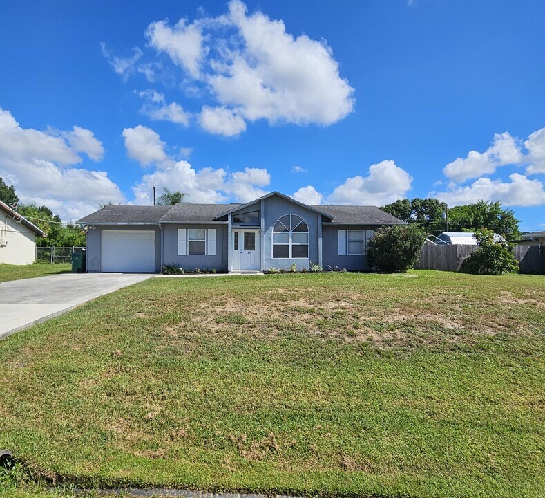 367 NW Placid Ave in Port St. Lucie, FL - Foto de edificio