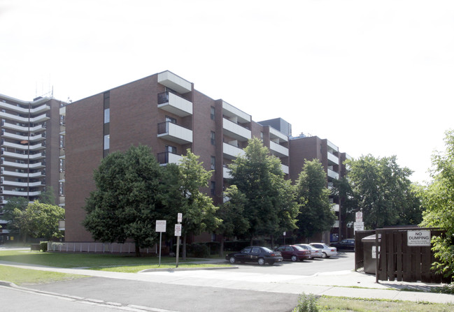 3020 Queen Frederica Dr in Mississauga, ON - Building Photo - Building Photo