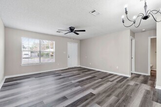 10 Stowe Rd in Mary Esther, FL - Building Photo - Building Photo