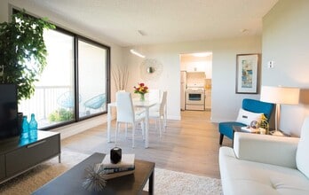 Evergreen Towers in Winnipeg, MB - Building Photo - Building Photo