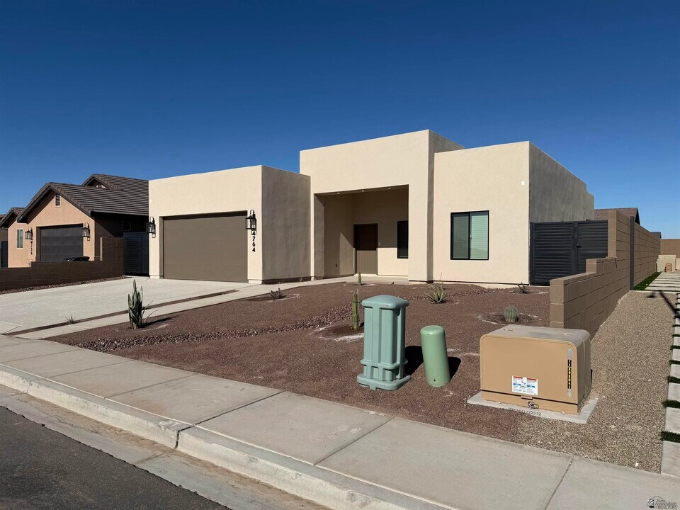 4764 E Jett St in San Luis, AZ - Building Photo