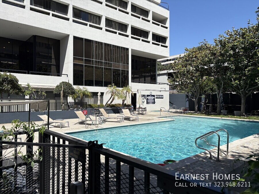 880 W 1st St in Los Angeles, CA - Building Photo