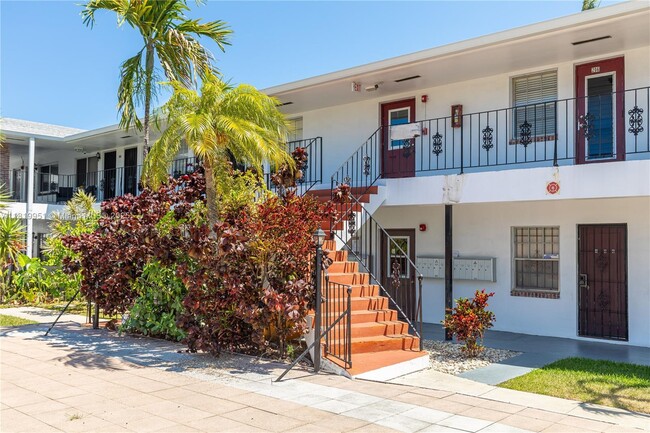 1050 Atlantic Shores Blvd in Hallandale Beach, FL - Building Photo - Building Photo
