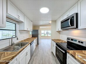 911 Hyacinth Cir in Micco, FL - Building Photo - Building Photo