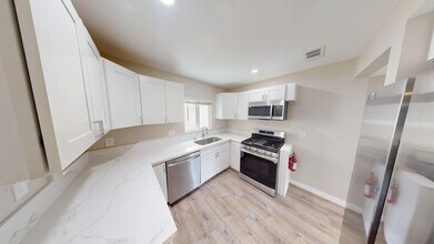 5126 Alumni Pl in San Diego, CA - Building Photo - Building Photo