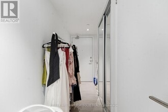 8 Wellesley St W in Toronto, ON - Building Photo - Building Photo