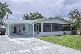 1355 Cooper Dr in Naples, FL - Building Photo