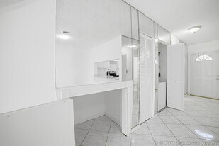 8207 Fairway Rd in Sunrise, FL - Building Photo