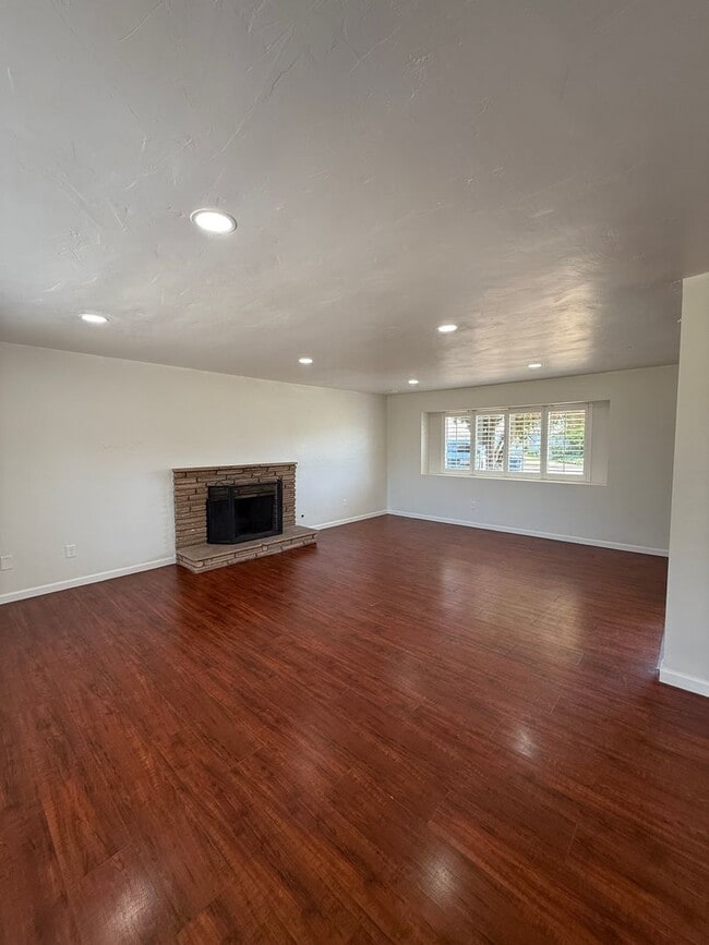 3912 Madrid Ave in Bakersfield, CA - Building Photo - Building Photo