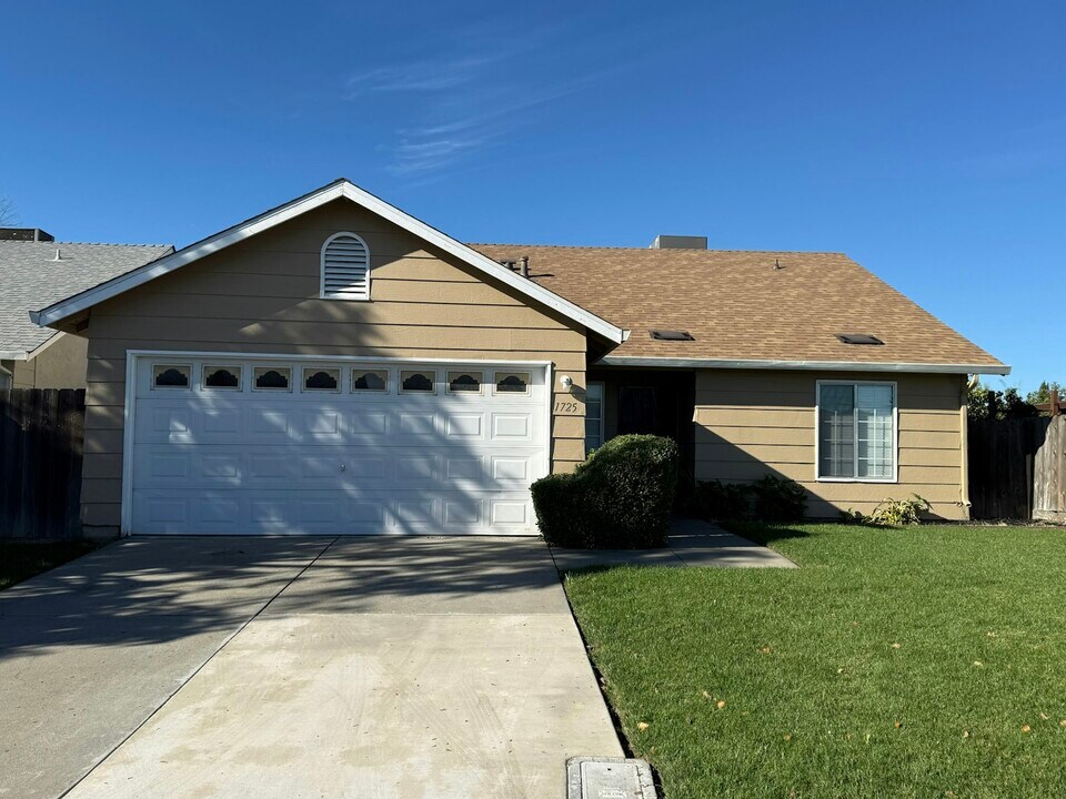 1725 S Sacramento St in Lodi, CA - Building Photo