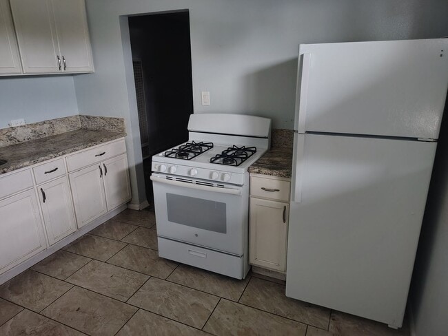 1405 Yosemite Dr in Bakersfield, CA - Building Photo - Building Photo