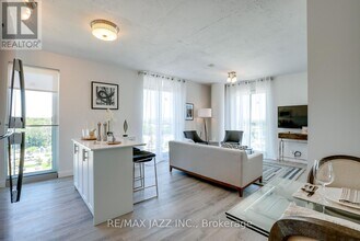 100 Bond St E in Oshawa, ON - Building Photo - Building Photo