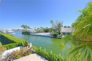 660 14th Ave S in Naples, FL - Building Photo