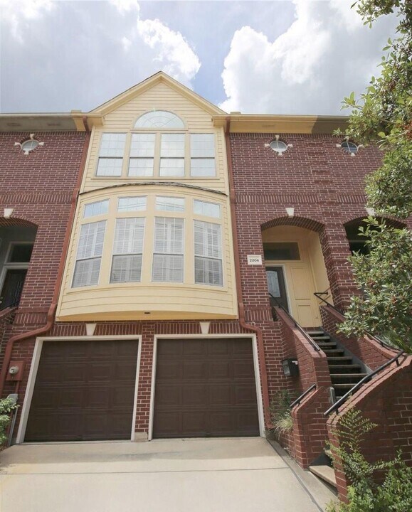 2004 McDuffie St in Houston, TX - Building Photo