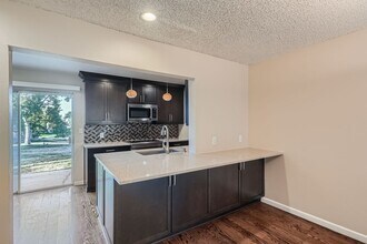 4452 W Pondview Dr in Littleton, CO - Building Photo - Building Photo