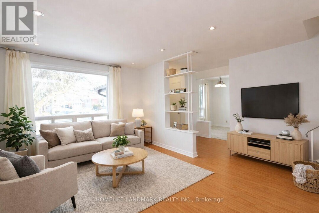 22 Knowles Crescent in Aurora, ON - Building Photo