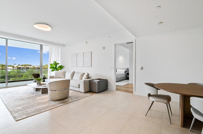 10203 Collins Ave in Bal Harbour, FL - Foto de edificio - Building Photo