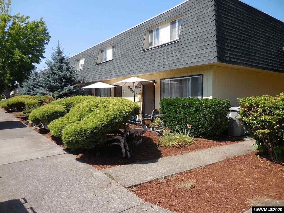 Villa Chateau Apartments in Corvallis, OR - Building Photo