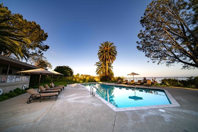 Pacific Gardens Apartments in Pacific Palisades, CA - Building Photo - Building Photo