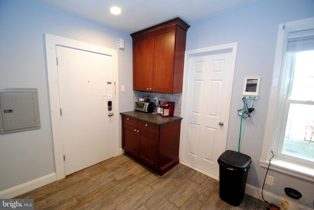 241 High St-Unit -4 in Burlington, NJ - Building Photo