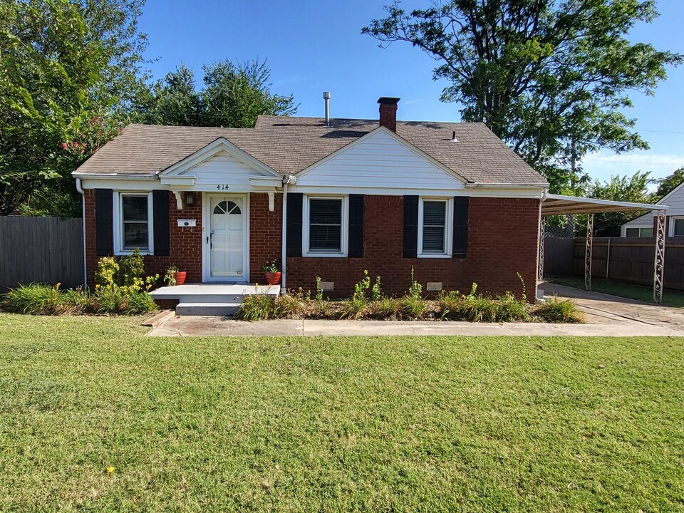 414 E 6th St in Edmond, OK - Foto de edificio