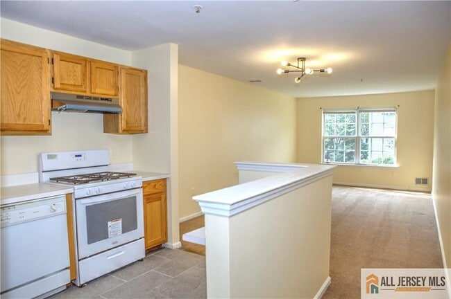 93 Inverness Dr in Edison, NJ - Building Photo - Building Photo