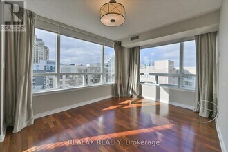 2 Rean Dr in Toronto, ON - Building Photo - Building Photo