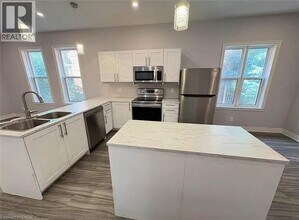 200 Holton Ave S in Hamilton, ON - Building Photo - Building Photo