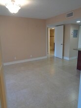 616 Executive Center Dr-Unit -107 in West Palm Beach, FL - Building Photo - Building Photo