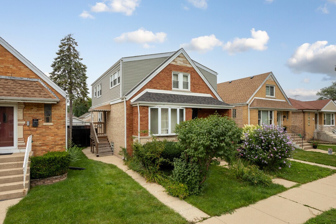 2102 N Nagle Ave in Chicago, IL - Building Photo