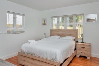 1050 SW 30th St, Unit 1-2 in Fort Lauderdale, FL - Building Photo - Building Photo
