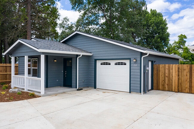 1002 SE N St in Grants Pass, OR - Building Photo - Building Photo