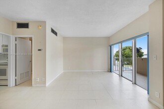 880 NE 69th St in Miami, FL - Building Photo - Building Photo