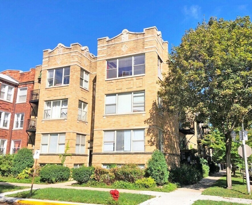 7506 N Damen Ave in Chicago, IL - Building Photo