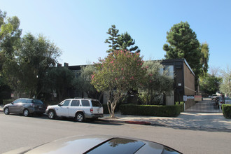 18552-18554 Collins St in Tarzana, CA - Building Photo - Building Photo