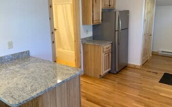 72 Russell St in Hadley, MA - Building Photo - Building Photo