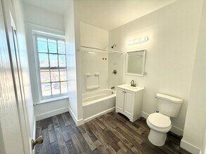 73 Saratoga Ave in Waterford, NY - Foto de edificio - Building Photo