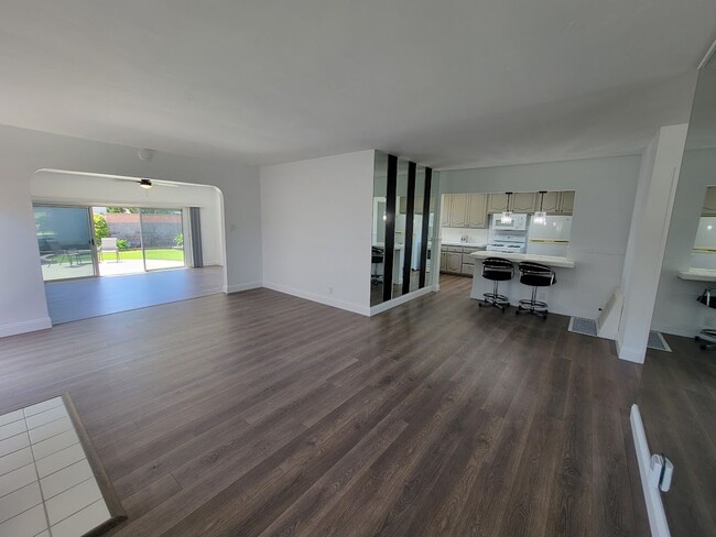 6732 E Los Arcos St in Long Beach, CA - Building Photo - Building Photo
