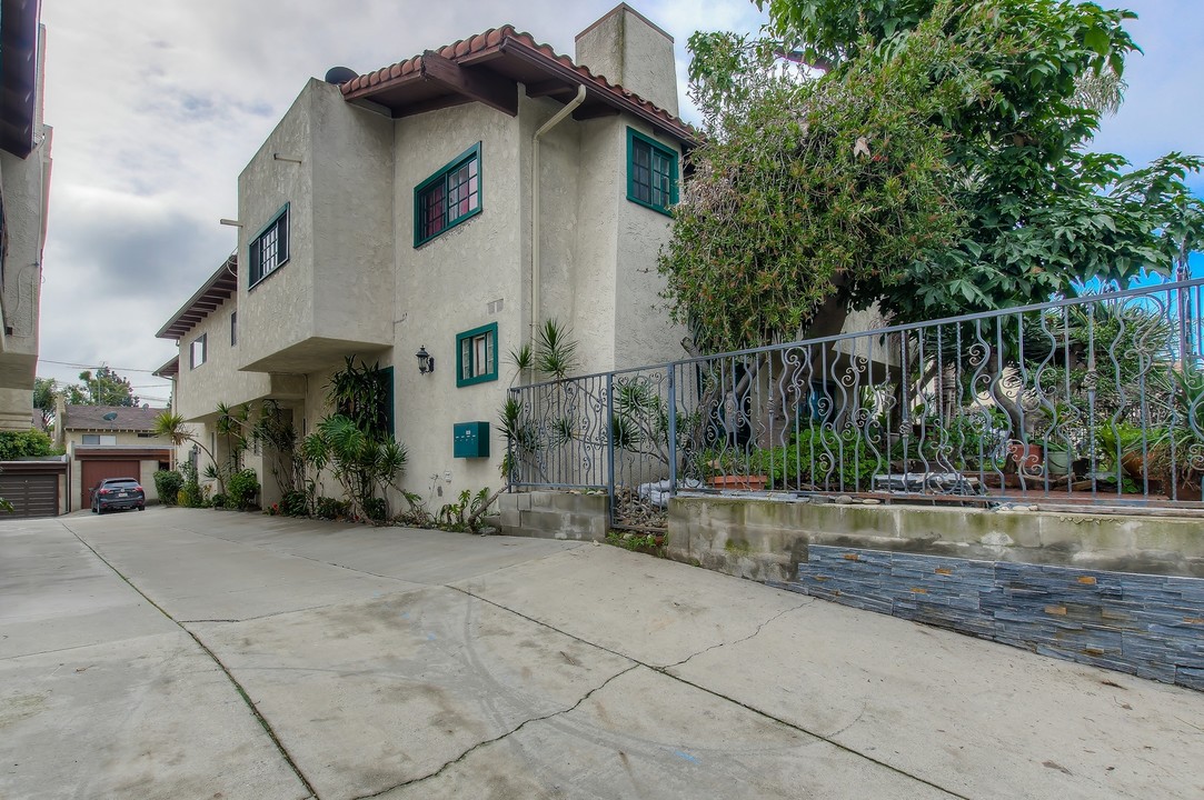 2704 Ruhland Ave in Redondo Beach, CA - Building Photo