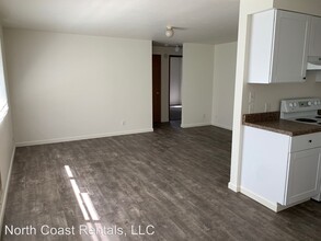1350 Alder Dr in Seaside, OR - Building Photo - Building Photo