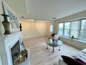 14 Angela Ln in Watertown, MA - Foto de edificio - Building Photo