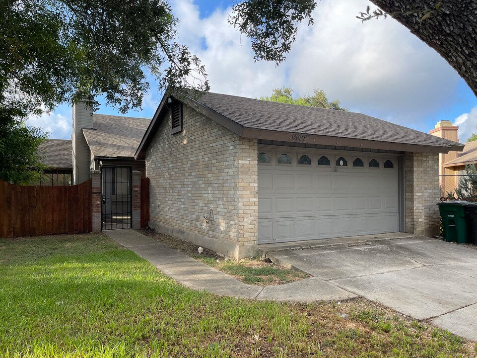9602 Hollow Bend in San Antonio, TX - Building Photo