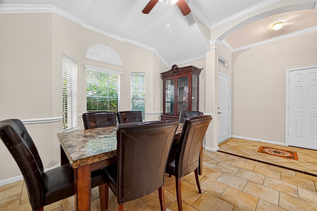15242 Kingsbridge Way in Houston, TX - Building Photo