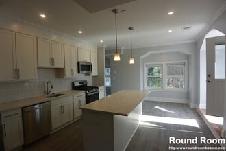 120 Kenrick St, Unit 2 in Boston, MA - Foto de edificio - Building Photo