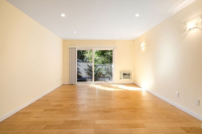 9005 Cynthia St in West Hollywood, CA - Building Photo - Building Photo