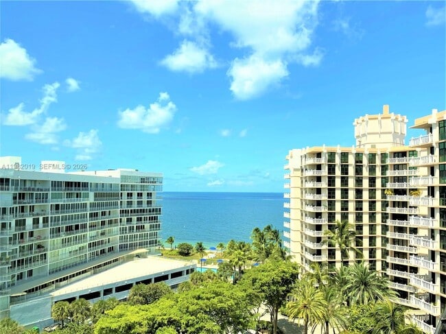 1121 Crandon Blvd in Key Biscayne, FL - Foto de edificio - Building Photo